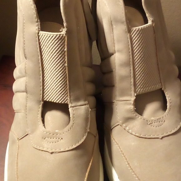 NWOT - Women's Mia Kaleb Wedge Heel Bootie Stone Vegan Suede - Size 9.5M - Picture 5 of 16